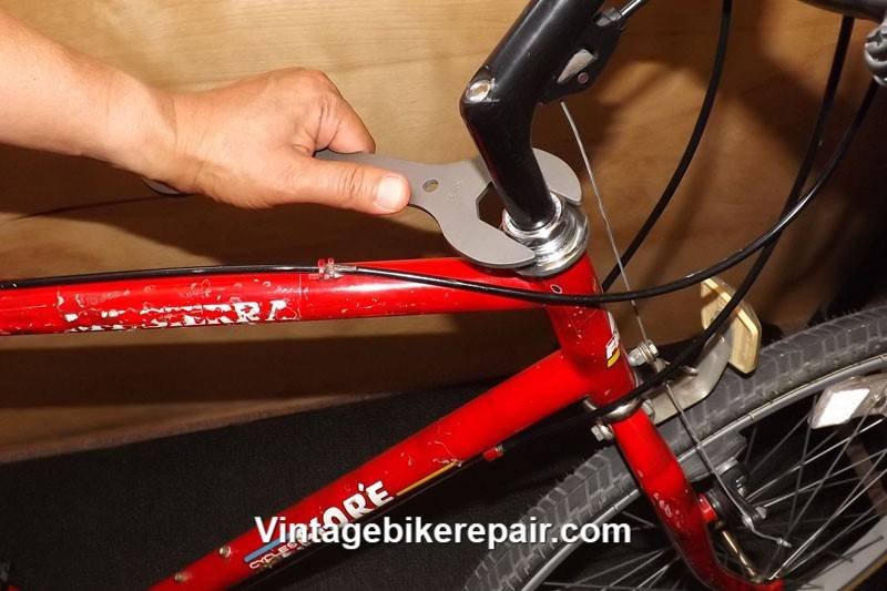 Ajuste de direccion de bicicleta, taller de reparacion de bicicletas clasicas antiguas en Los Angeles