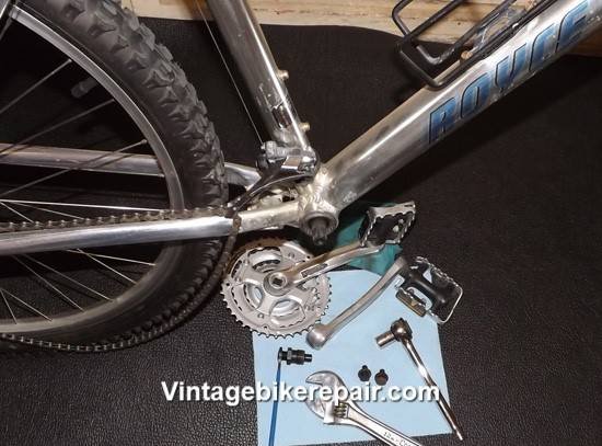 Ajuste de pedales de bicicleta, taller de reparacion de bicicletas antiguas clasicas en Los Angeles